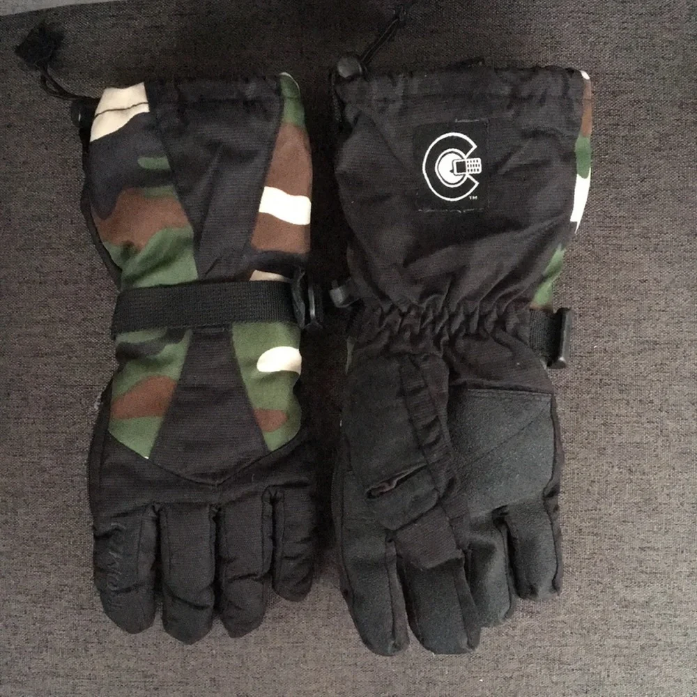Kombi Junior Medium Camo waterproof gloves. Great used Condition